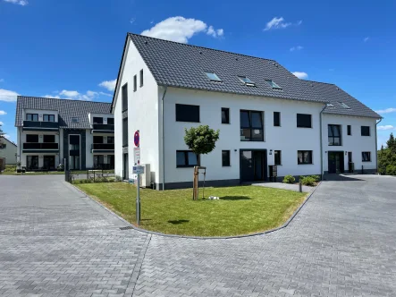Blick in Wohnanlage - Wohnung mieten in Hattingen - Helle kleine Neubaukomfortwohnung in Hattingen-Welper
