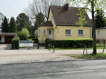 Hausansicht - Haus kaufen in Berlin / Karow - Charmantes Einfamilienhaus auf großem Grundstück in Karow