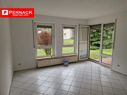 Wohnzimmer mit Terrassenaustritt - Wohnung kaufen in Steinhöfel b Fürstenwalde, Spree - Genau das Richtige für Sie!