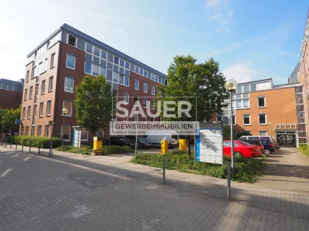 Objektansicht mit vorgelagerten Stellplätzen - Büro/Praxis mieten in Berlin - Effiziente Büroeinheiten ab 179 m² in Weißensee! *2673*