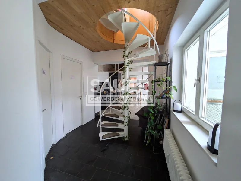 Eingangsbereich mit Treppe zur Dachterrasse