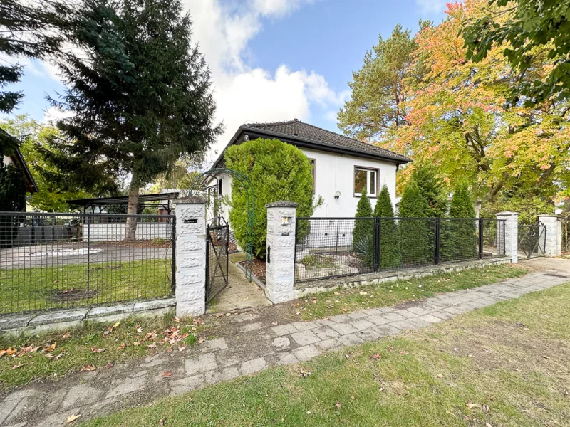 Haus von vorne - Grundstück kaufen in Glienicke - BAUGRUNDSTÜCK IN RUHIGER LAGE Hier können Sie Ihr Traumhaus errichten!