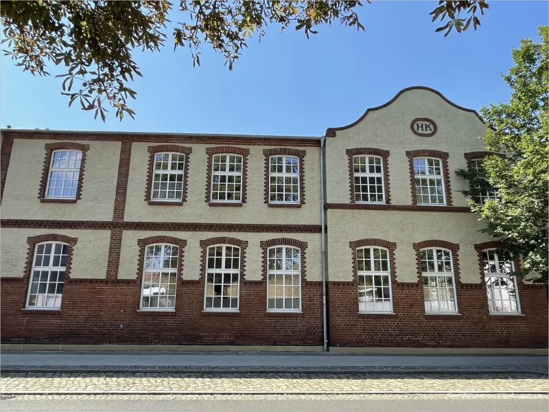 Straßenansicht - Büro/Praxis mieten in Luckenwalde - Helle, großzügige Büroräume im Zentrum