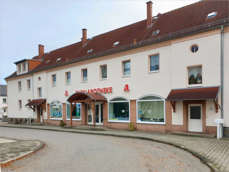Hausansicht - Laden/Einzelhandel kaufen in Bad Lausick - Große Gewerbeeinheit in attraktiver Lage - viele Möglichkeiten für Laden, Büro, Kanzlei und Praxis