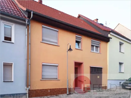 Hausansicht - Haus kaufen in Buttstädt - Familientaugliches Wohnhaus in guter Altstadt-Lage mit Garage, Innenhof und kleinem Garten