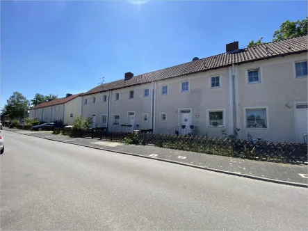 Außenansicht - Haus kaufen in Celle - Vermietetes Reihenmittelhaus mit Garage und Garten am Stadtrand von Celle