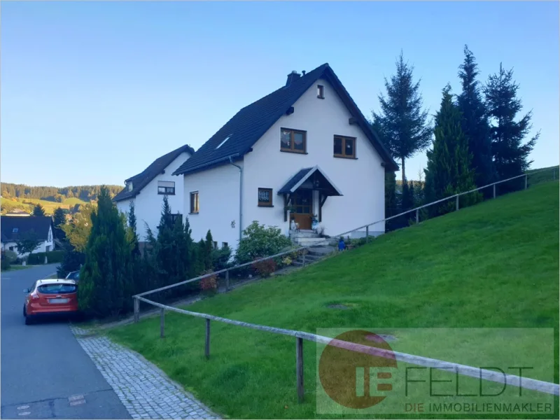 Hausansicht - Haus kaufen in Eibenstock - Attraktives Einfamilienhaus | Garage, Balkon, Terrasse, schöne Lage mit Aussicht