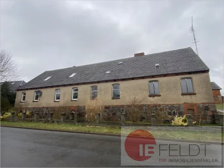 Straßenansicht Wohnhaus  - Haus kaufen in Casekow / Woltersdorf - Landleben in der Uckermark:Handwerkerhaus mit Stallgebäude