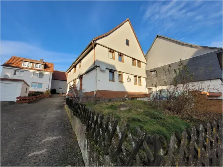 Außenansicht - Haus kaufen in Krebeck - Großes Zweifamilienhaus mit Anbau, Garagen und Renovierungsbedarf
