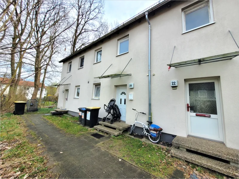 Außenansicht - Haus kaufen in Celle - Vermietetes Reihenhaus samt Garten und Garage in Celle im gepflegten Zustand