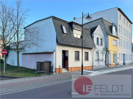 Außenansicht - Haus kaufen in Köthen - Teilsaniertes Wohnhaus mit Anbau und Nebengebäude am Stadtzentrum - Friedenspark vor der Tür!