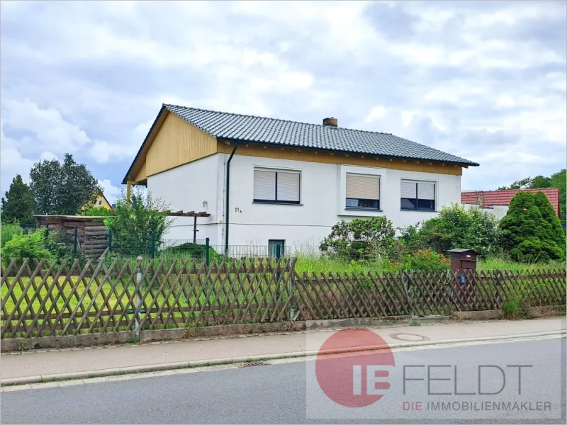 Außenansicht - Haus kaufen in Bennewitz - Teilsaniertes Einfamilienhaus mit großer Dachterrasse, Garage, Kamin, Teich und Balkon