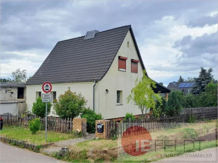 Außenansicht  - Haus kaufen in Wallwitz - Teilmodernisiertes Einfamilienhaus mit überdachter Terrasse, Nebengelass, Garage + großem Grundstück