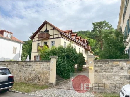 Außenansicht - Wohnung kaufen in Dresden - Hochwertige Dachgeschoss-Wohnung mit 2 Balkonen in  ruhiger + historischer Wohn- und Parkanlage