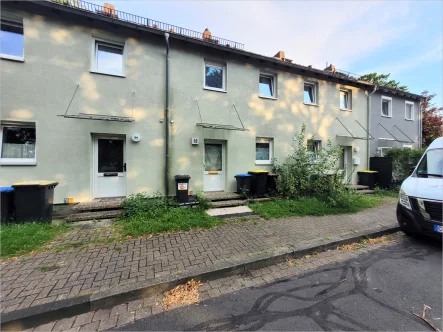 Außenansicht - Haus kaufen in Celle - Vermietetes Reihenhaus in Celle im gepflegten Zustand samt Garten und Garage