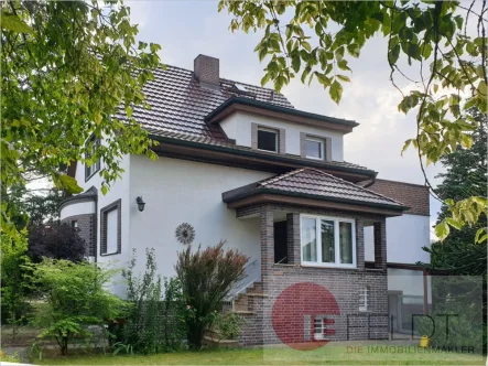 Hausansicht - Haus kaufen in Berlin / Karow - Schönes Grundstück mit großzügigem Wohnhaus, Wintergarten, Balkonterrasse sowie Garage und Werkstatt