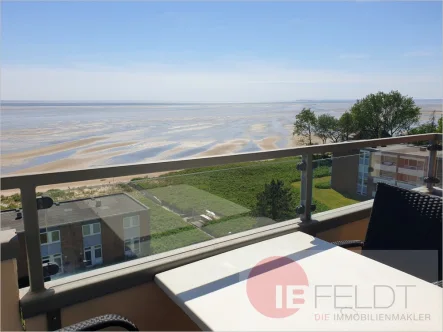 Balkon - Wohnung kaufen in Wyk auf Föhr - Rarität: Attraktive Wohnung mit Balkon, Panorama-Meerblick, Aufzug + Strand direkt vor der Tür!