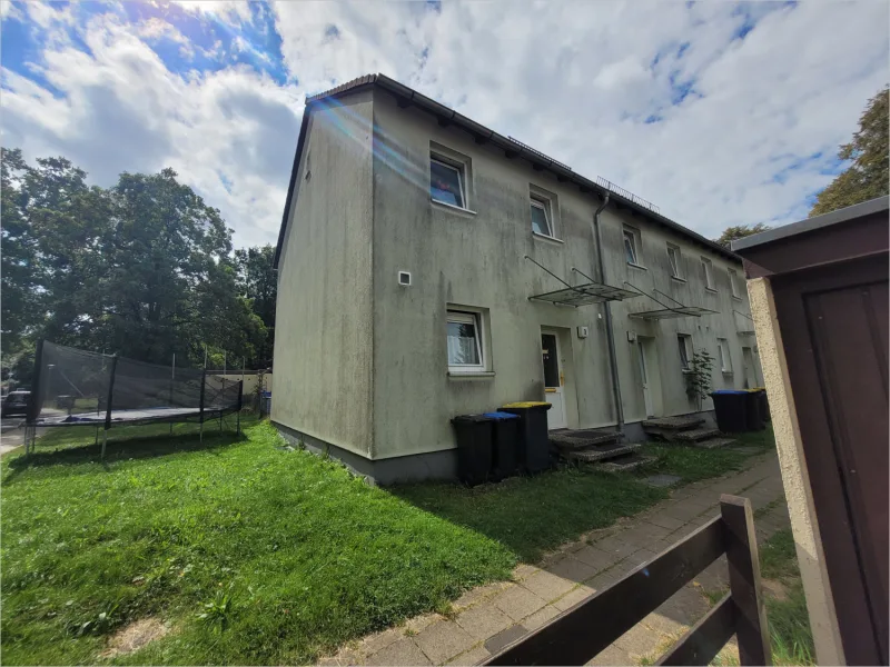 Außenansicht - Haus kaufen in Celle - Vermietetes Reihenendhaus in Celle im gepflegten Zustand samt Garten und Garage