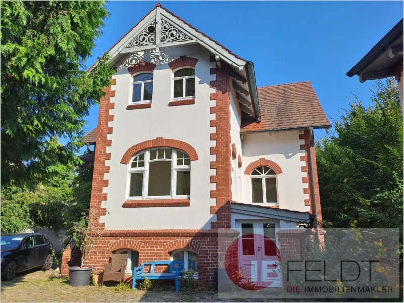 Ansicht Villa Rückseite - Haus kaufen in Großbeeren - Perle im südlichen Berliner Umland: Top-Sanierte Villa mit Remise, Atelier/Scheune, Carport + Garten