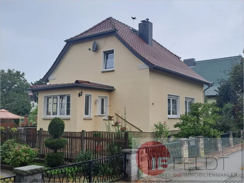 Außenansicht - Haus kaufen in Rathenow - Sehr gepflegtes Einfamilienhaus mit Garage, Balkon-Terrasse, Obstbaum-Garten & Swimmingpool