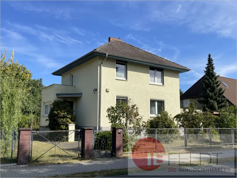 Außenansicht - Haus kaufen in Falkensee - Teilmodernisiertes Einfamilienhaus im Berliner Speckgürtel mit Garage, Garten und Nebengebäude