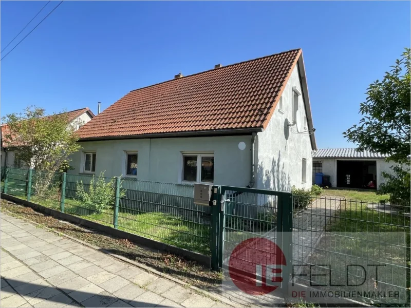 Ansicht - Haus kaufen in Küstriner Vorland / Manschnow - Bezugsfreies Einfamilienhaus mit Renovierungsbedarf und kleinem Nebengelass