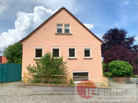 Außenansicht - Haus kaufen in Dresden - Traditionshaus des Motorsports + Bungalow + großem Grundstück sowie tollem Dresden-Ausblick