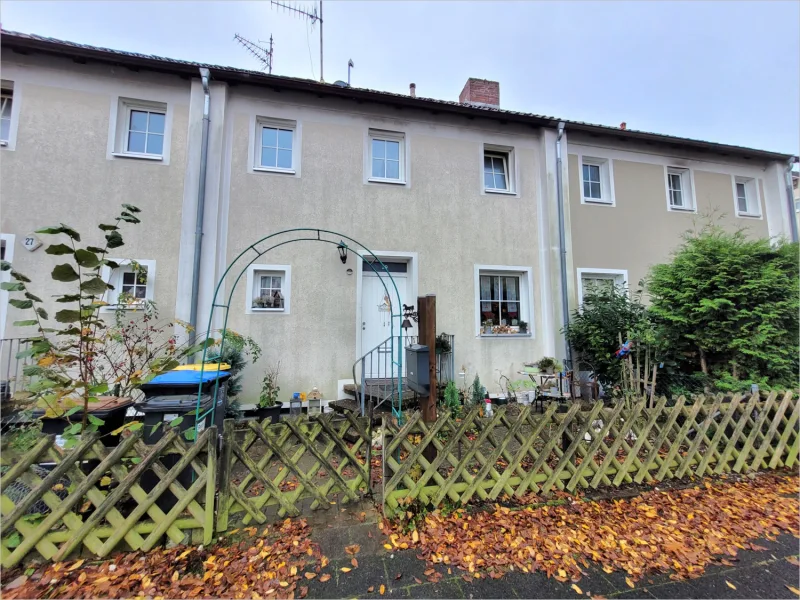 Außenansicht - Haus kaufen in Celle - Vermietetes Reihenmittelhaus mit Garage und Garten in Celle