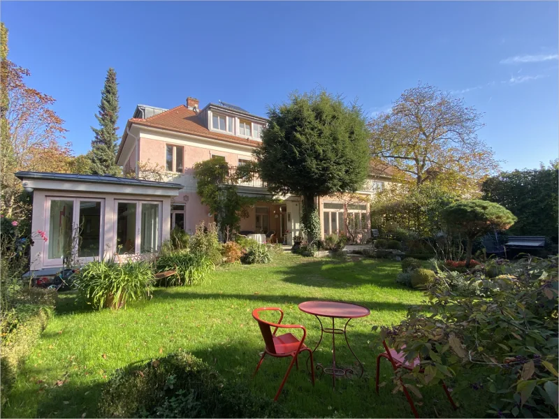 Rückansicht - Haus kaufen in Berlin / Dahlem - Berlin - Dahlem: Freistehende lichtdurchflutete Villa mit italienischem Flair