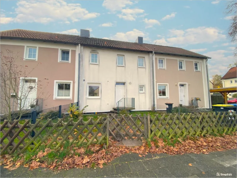 Außenansicht - Haus kaufen in Celle - Vermietetes und gepflegtes Reihenmittelhaus mit Garage und Garten in Celle