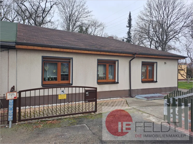 Außenansicht - Haus kaufen in Brandenburg an der Havel - Moderne & gepflegte Doppelhaushälfte im Bungalow-Stil mit Garage, schönem Garten und Werkstatt