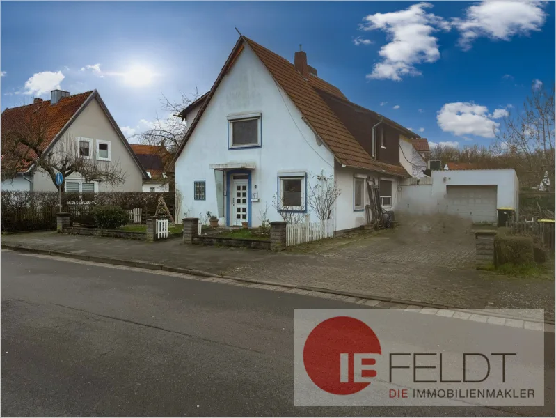 Straßenansicht - Haus kaufen in Petershagen - *Provisionsfrei* Werkssiedlungs-Einfamilienhaus mit Anbau und Garage in ruhiger Lage von Petershagen