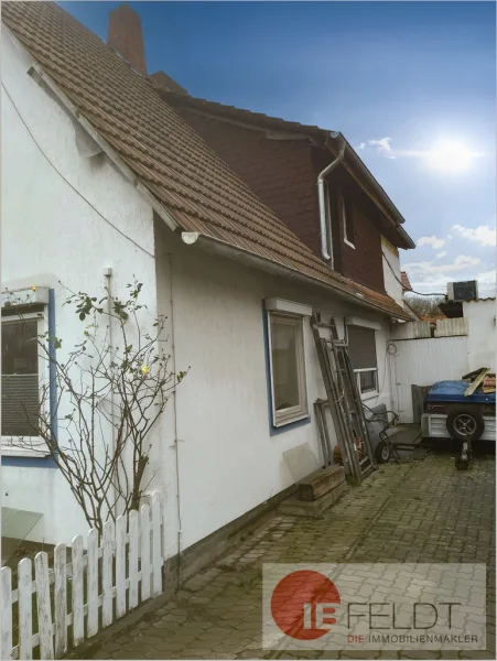 Seitenansicht zum Stellplatz und Garage