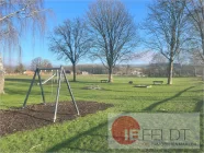 Blick auf Spielplatz vom Garten 