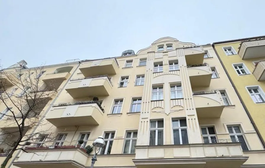  - Wohnung kaufen in Berlin - - Schloßnähe wohnen/ Bezugsfreie Altbauwohnung mit Balkon und Wannenbad - 