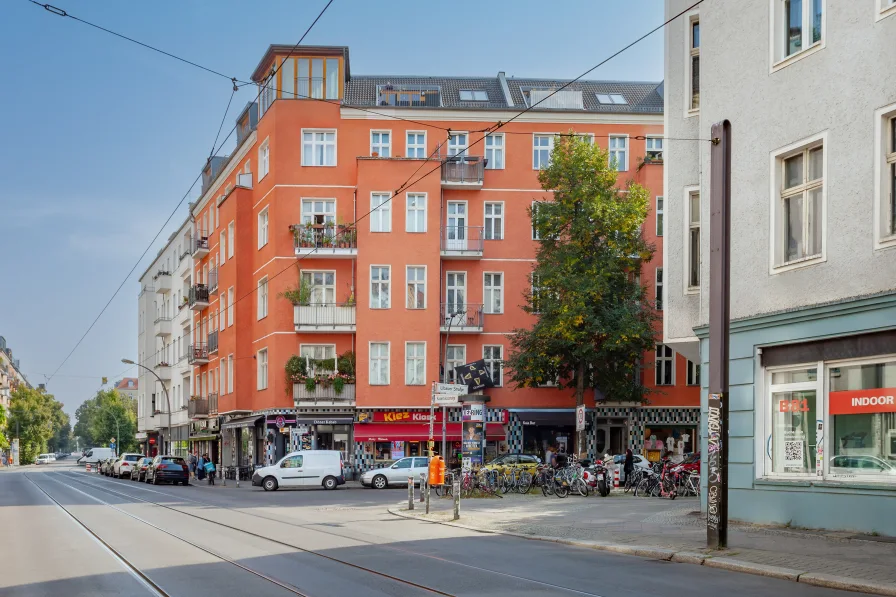 Hübsches Eckgebäude - Wohnung kaufen in Berlin - Mitten im Simon-Dach-Kiez: Helle, großzügige Altbauwohnung mit Balkon