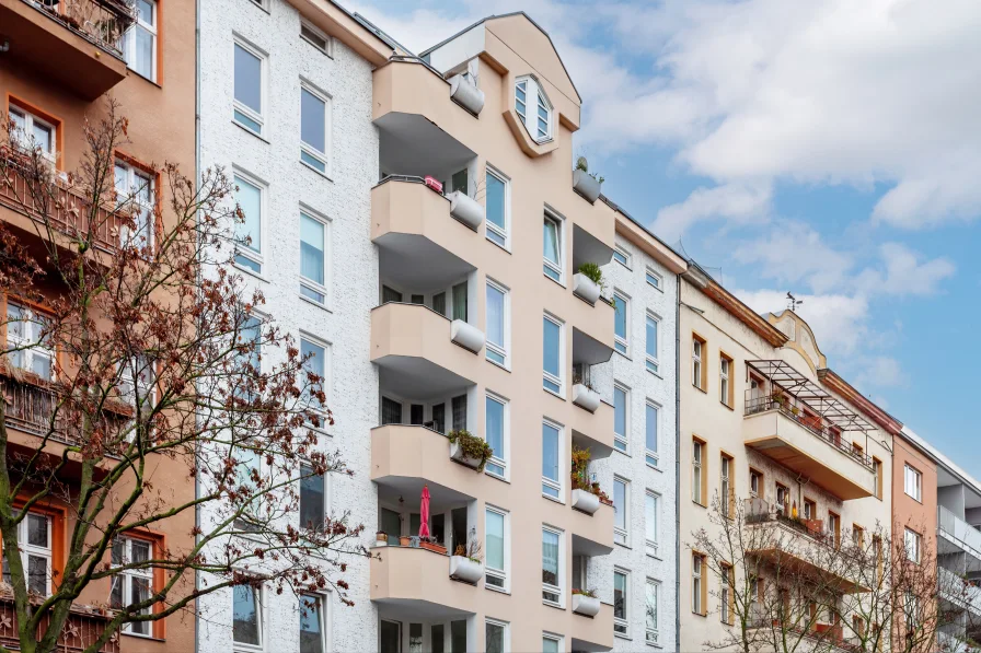 Hausansicht - Wohnung kaufen in Berlin - Bezugsfreie Eigentumswohnung mit etwa 85m² mit Balkon nahe Schloss Charlottenburg