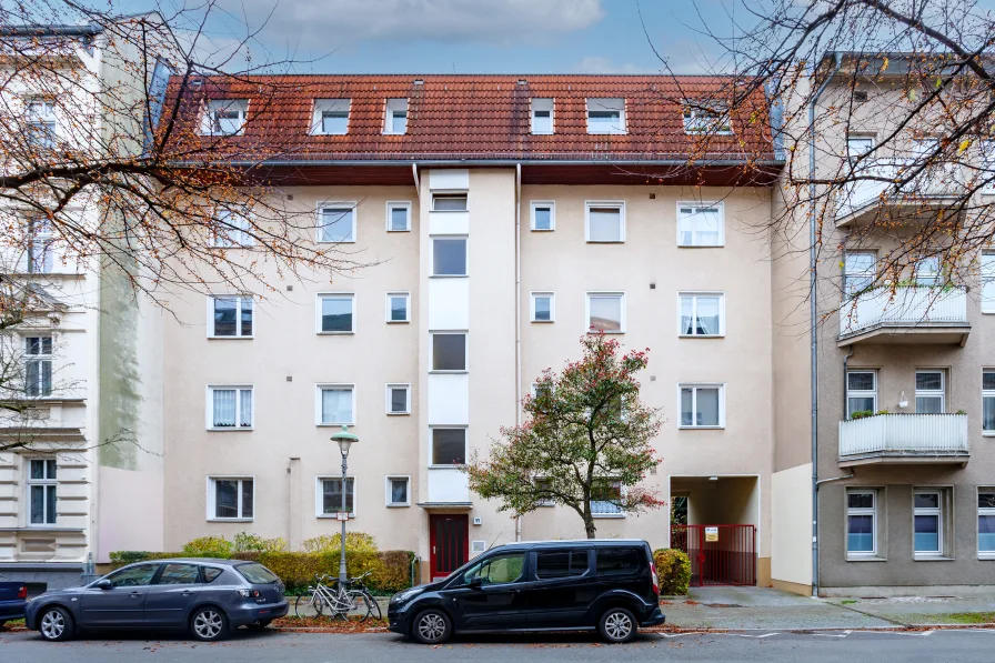 Hausansicht Straße - Wohnung kaufen in Berlin - Berlin-Steglitz: Renditestarke Dachgeschosswohnung mit zwei Balkonen