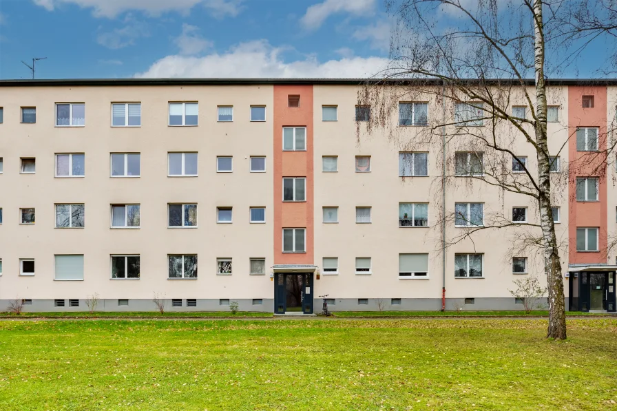 Hausansicht - Wohnung kaufen in Berlin - Attraktive Kapitalanlage mit Balkon in Berlin-Buckow