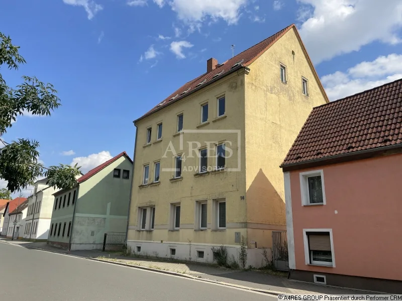 Objektansicht - Zinshaus/Renditeobjekt kaufen in Riesa - Kleines Mehrfamilienhaus in Riesa für 470 EUR/m²