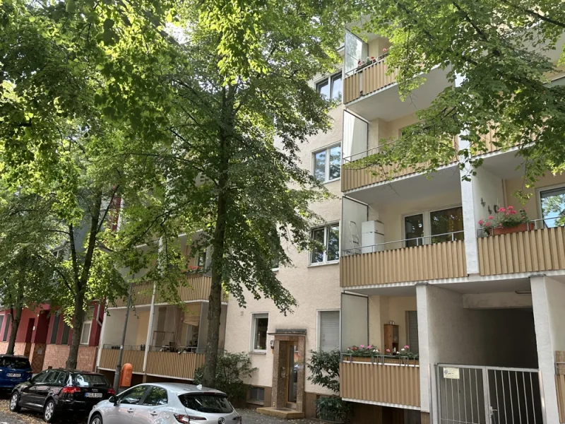 Straßenansicht - Wohnung kaufen in Berlin - Solide Dreizimmerwohnung mit Balkon in Reinickendorf