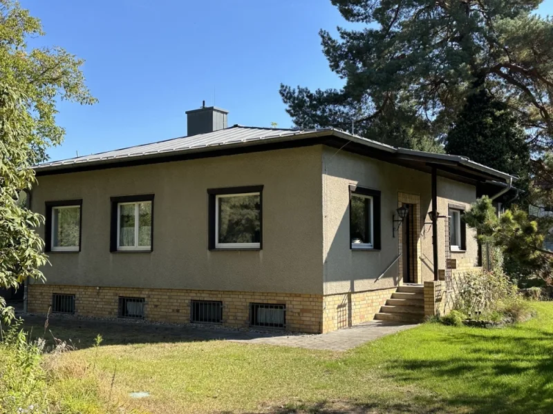 Nord- Westansicht - Haus kaufen in Schöneiche - Kleines Haus für 3- schönes großes Grundstück- Einzug sofort