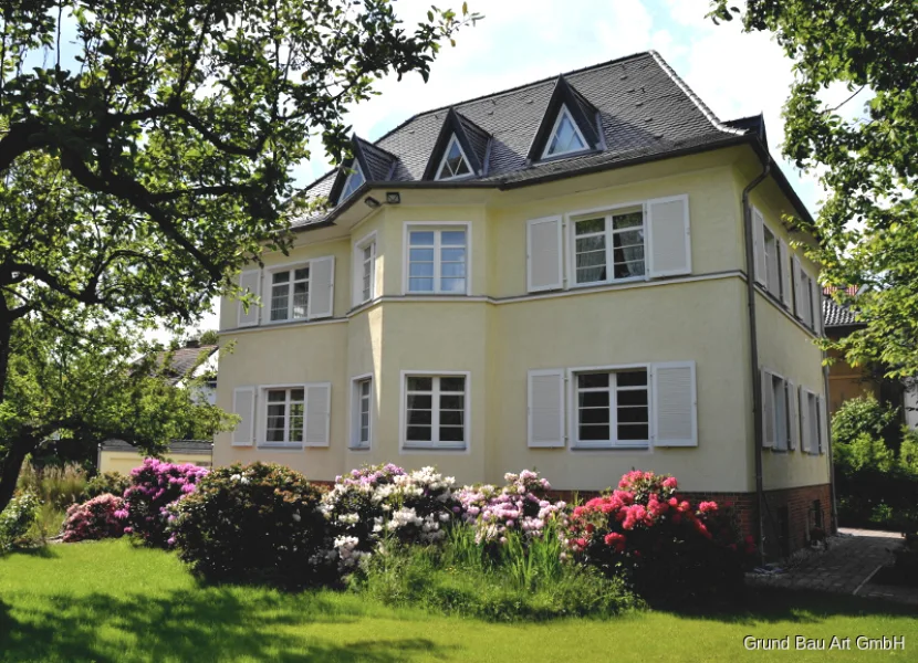 Hausansicht - Haus mieten in Berlin - Großzügige Familienvilla in Dahlemmit parkartigem Garten