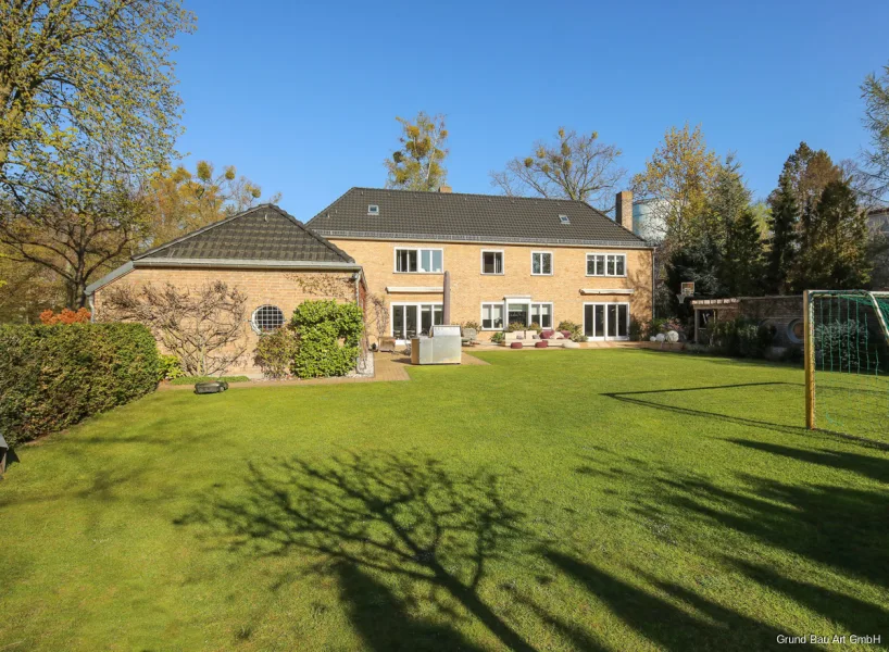 Gartenseite - Haus kaufen in Berlin - Denkmalgeschützte Traumvilla in Dahlem mit herrlichem Parkgarten