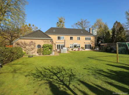 Gartenseite - Haus kaufen in Berlin - Denkmalgeschützte Traumvilla in Dahlem mit herrlichem Parkgarten