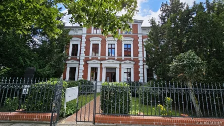 Hausansicht - Büro/Praxis kaufen in Berlin - Erdgeschoss als Gewerbe oder zum Wohnen im schönen Altbau nahe Schlosspark Niederschönhausen