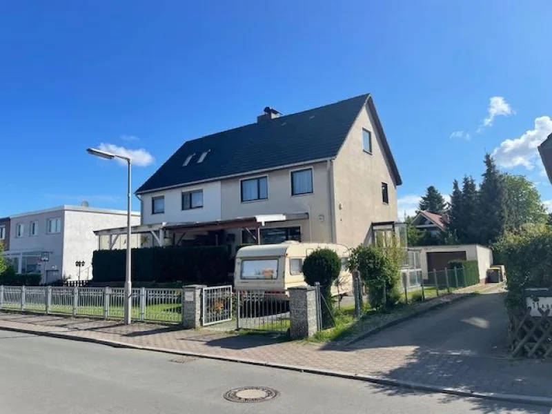 01 - Haus kaufen in Berlin - Attraktive Doppelhaushälfte in Buckow - mit Terrasse, Kamin, Garage u. a.