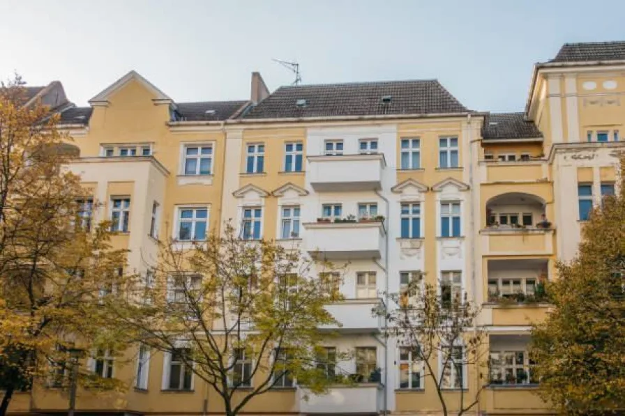 1 - Wohnung kaufen in Berlin - 4-Zimmer-Altbauwohnung in einem Altbau mit Lift.