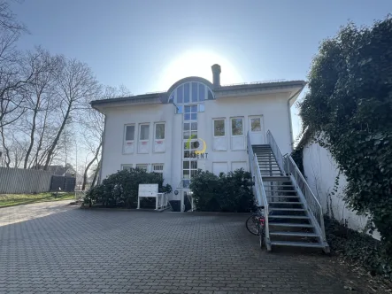 Hinteransicht - Haus kaufen in Stahnsdorf - Wohn- und Geschäftshaus mit 4 Einheiten - Selbstnutzung oder / oder Vermietung mit guter Anbindung