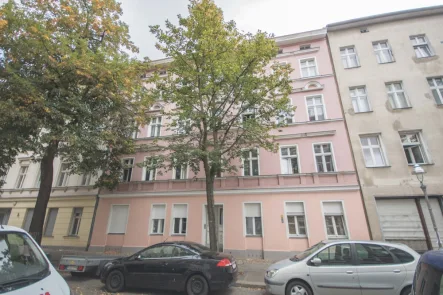 Vorderansicht Bild 1 - Wohnung kaufen in Berlin - Kapitalanlage - vermietete Altbauwohnung mit 2 Zimmern